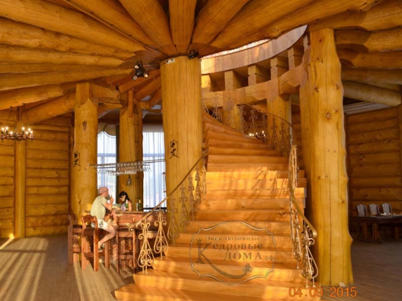 Эксклюзивная лестница из кедровых бревен в элитном деревянном доме
