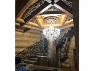 Фрагмент лестницы из кедровых лафетов в Холле уникального дома