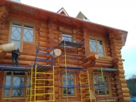 Монтаж резных наличников на Западный фасад элитного деревянного дома
