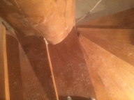 Монтаж винтовой лестницы из кедрового лафета