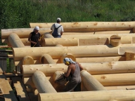 Плотники в работе над срубом из кедра. На фото Александр Чалков, Алексей Назаркин и Андрей Заикин