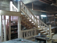 Лестница из кедровых бревен в мастерской