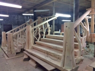 Лестница из кедрового лафета в мастерской
