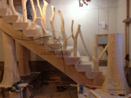 Монтаж эксклюзивной лестницы из кедра в мастерской