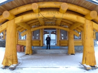Парадное крыльцо из кедра, колонны 90 см., полукруглые стропила 42 см., на фото Василий Щербахо