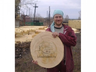 Мастер плотник Андрей со спилом Кедра большого диаметра