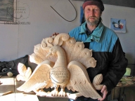 Мастер Виктор Жестков с резной птицей - частью оформления наличника для эксклюзивного дома из кедра