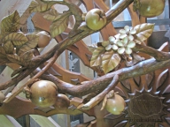 Яблочки и цветочки оформления фронтона парадного крыльца - уникальная ручная резьба!