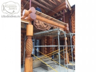 Монтаж резных панно длиной 4.5 метра для оформления балконов уникального дома из кедра