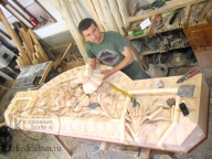 Мастер в столярной мастерской в Сибири с массивным наличником из кедра