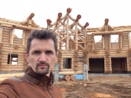 Василий Щербахо - зодчий (архитектор и руководитель производства в Сибири) на фоне только что собранного эркера дома