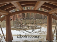Парадное крыльцо дома из Кедра большого диаметра, стиль Post and Beam